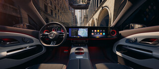 Cockpit des Mercedes-Benz CLA mit Blick auf das Lenkrad und den großen Screen, der sich bis zum Beifahrer erstreckt | © Mercedes-Benz