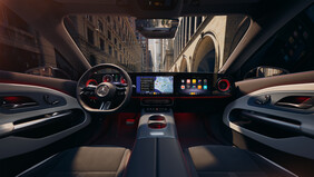 Cockpit des Mercedes-Benz CLA mit Blick auf das Lenkrad und den großen Screen, der sich bis zum Beifahrer erstreckt | © Mercedes-Benz