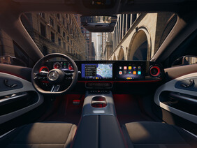 Cockpit des Mercedes-Benz CLA mit Blick auf das Lenkrad und den großen Screen, der sich bis zum Beifahrer erstreckt | © Mercedes-Benz