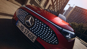 Front des Mercedes-Benz CLA mit 142 illuminierten Sternen im Grill und dem Mercedes-Zentralstern  | © Mercedes-Benz