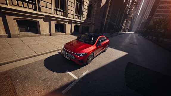 Ein roter Mercedes-Benz CLA electric | © Mercedes-Benz