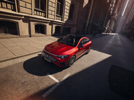 Ein roter Mercedes-Benz CLA electric | © Mercedes-Benz