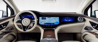 Cockpit des Mercedes-Benz EQS SUV mit Blick auf Lenkrad und Multifunktions-Display | © Mercedes-Benz AG