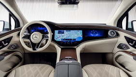 Cockpit des Mercedes-Benz EQS SUV mit Blick auf Lenkrad und Multifunktions-Display | © Mercedes-Benz AG