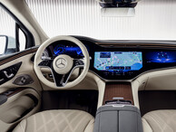 Cockpit des Mercedes-Benz EQS SUV mit Blick auf Lenkrad und Multifunktions-Display | © Mercedes-Benz AG