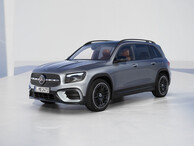 Ein silberner Mercedes-Benz GLB SUV | © Mercedes-Benz AG