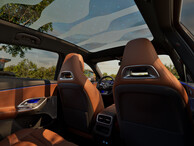 Innenraum des Mercedes-Benz GLC mit Panorama-Glasdach, braunen Ledersitzen und modernem Ambientelicht in Blau. | © Mercedes-Benz AG