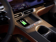 Mittelkonsole des Mercedes-Benz GLC mit kabelloser Smartphone-Ladefläche und digitalem Display. | © Mercedes-Benz AG