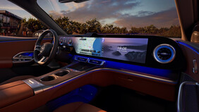 Innenraum des Mercedes-Benz GLC mit digitalem Cockpit, großem Display und blauer Ambientebeleuchtung bei Sonnenuntergang. | © Mercedes-Benz AG