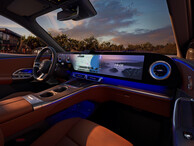 Innenraum des Mercedes-Benz GLC mit digitalem Cockpit, großem Display und blauer Ambientebeleuchtung bei Sonnenuntergang. | © Mercedes-Benz AG