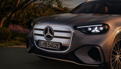 Frontansicht des Mercedes-Benz GLC mit beleuchtetem Kühlergrill und LED-Scheinwerfern in der Abendsonne. | © Mercedes-Benz AG