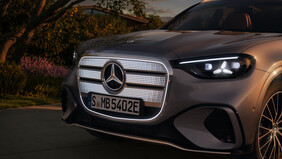 Frontansicht des Mercedes-Benz GLC mit beleuchtetem Kühlergrill und LED-Scheinwerfern in der Abendsonne. | © Mercedes-Benz AG