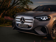 Frontansicht des Mercedes-Benz GLC mit beleuchtetem Kühlergrill und LED-Scheinwerfern in der Abendsonne. | © Mercedes-Benz AG