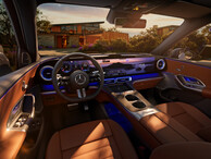Cockpit des Mercedes-Benz GLC mit digitalem Display, Lederinterieur und blauer Ambientebeleuchtung vor moderner Hauskulisse. | © Mercedes-Benz AG