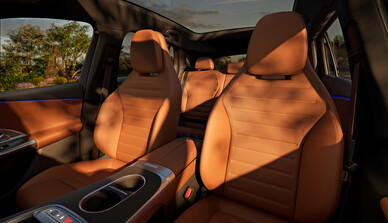 Innenraum des Mercedes-Benz GLC mit braunen Ledersitzen und Panorama-Glasdach mit beleuchtetem Sternenmuster. | © Mercedes-Benz AG