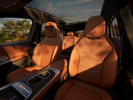 Innenraum des Mercedes-Benz GLC mit braunen Ledersitzen und Panorama-Glasdach mit beleuchtetem Sternenmuster. | © Mercedes-Benz AG