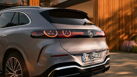 Heckansicht des Mercedes-Benz GLC mit Elektroantrieb vor einem modernen Haus mit Holzfassade in der Abendsonne. | © Mercedes-Benz AG