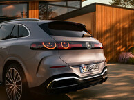 Heckansicht des Mercedes-Benz GLC mit Elektroantrieb vor einem modernen Haus mit Holzfassade in der Abendsonne. | © Mercedes-Benz AG