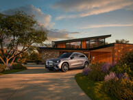 Mercedes-Benz GLC mit EQ-Technologie vor einem modernen Haus mit Holzfassade und Garten in der Abendsonne. | © Mercedes-Benz AG