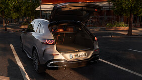Mercedes-Benz GLC mit geöffnetem Kofferraum auf einem Parkplatz vor einem modernen Gebäude in der Abendsonne. | © Mercedes-Benz AG