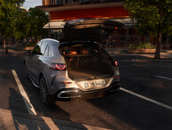 Mercedes-Benz GLC mit geöffnetem Kofferraum auf einem Parkplatz vor einem modernen Gebäude in der Abendsonne. | © Mercedes-Benz AG