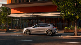 Mercedes-Benz GLC in der Seitenansicht vor einem modernen Gebäude in der Stadt. | © Mercedes-Benz AG