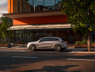 Mercedes-Benz GLC in der Seitenansicht vor einem modernen Gebäude in der Stadt. | © Mercedes-Benz AG