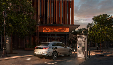Mercedes-Benz GLC beim Laden an einer öffentlichen Ladestation vor einem modernen Gebäude in der Stadt. | © Mercedes-Benz AG