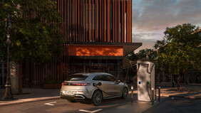 Mercedes-Benz GLC beim Laden an einer öffentlichen Ladestation vor einem modernen Gebäude in der Stadt. | © Mercedes-Benz AG