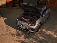 Mercedes-Benz GLC mit geöffnetem Frontstauraum vor einem modernen Haus mit Ladestation. | © Mercedes-Benz AG