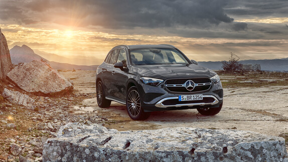 Ein schwarzer Mercedes-Benz GLC steht auf einem Felsen | © Mercedes-Benz AG