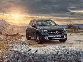 Ein schwarzer Mercedes-Benz GLC steht auf einem Felsen | © Mercedes-Benz AG