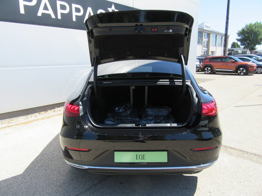 Mercedes-Benz EQE 300