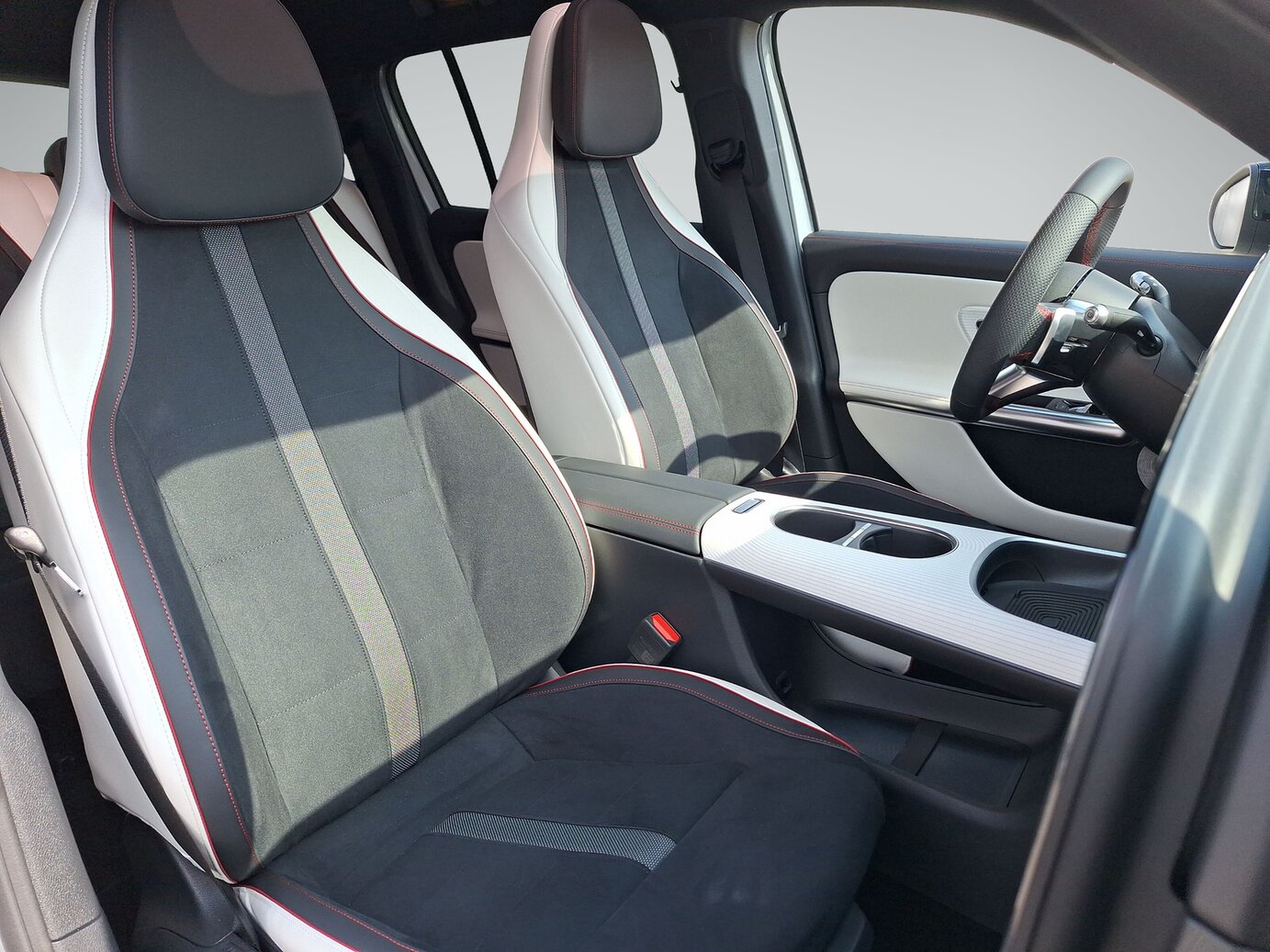 Mercedes-Benz GLB 250+ mit EQ Technologie