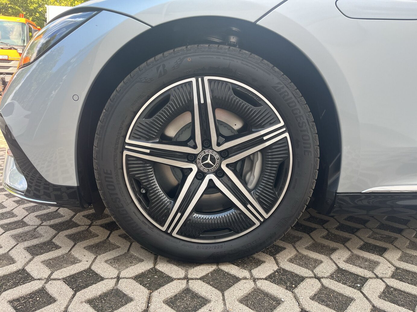 Mercedes-Benz EQE 300