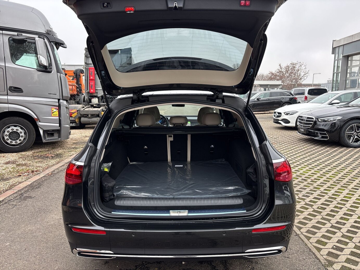 Mercedes-Benz E 300 de 4MATIC T-Modell mit EQ Hybrid Technologie