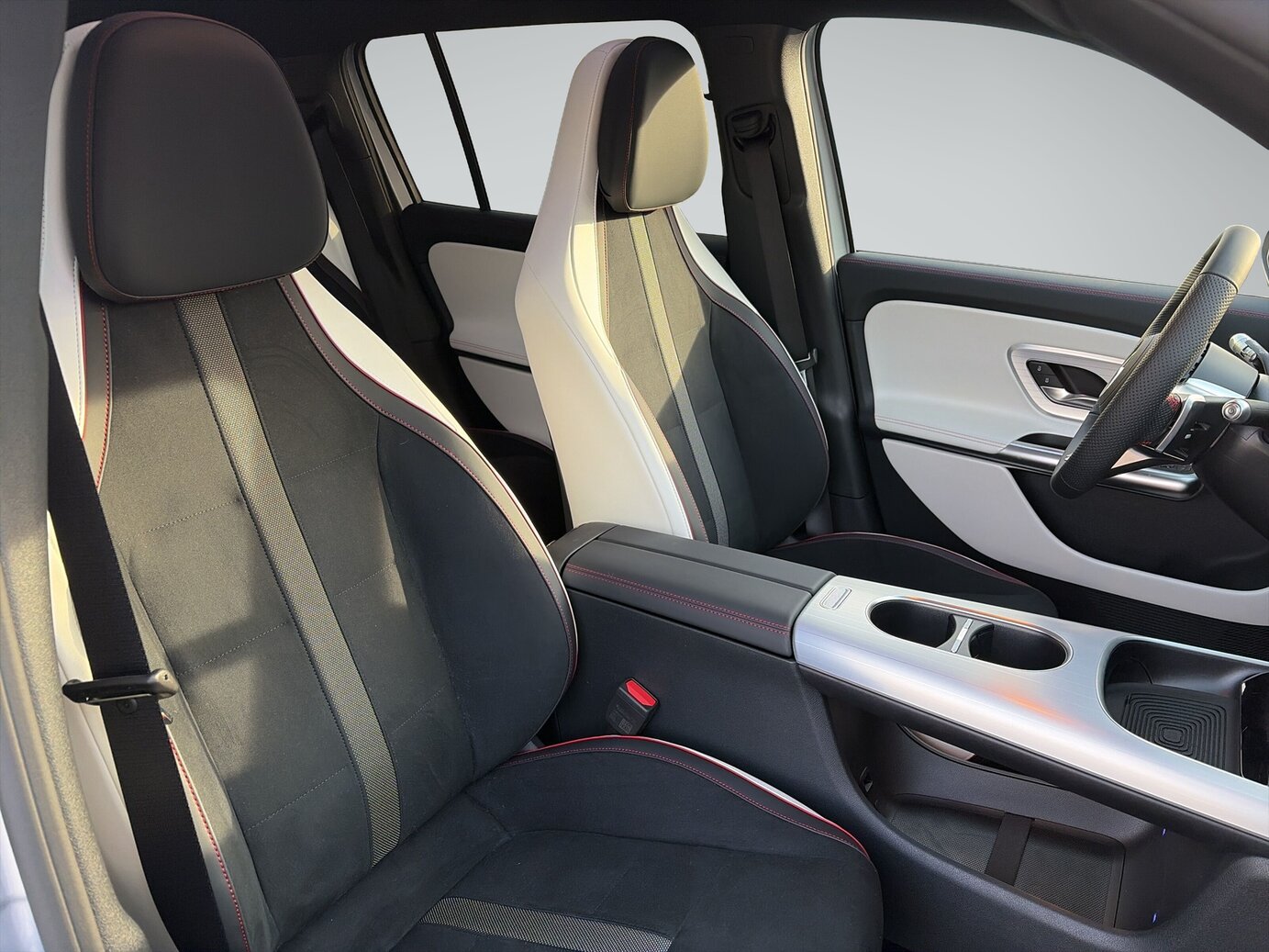 Mercedes-Benz GLB 250+ mit EQ Technologie