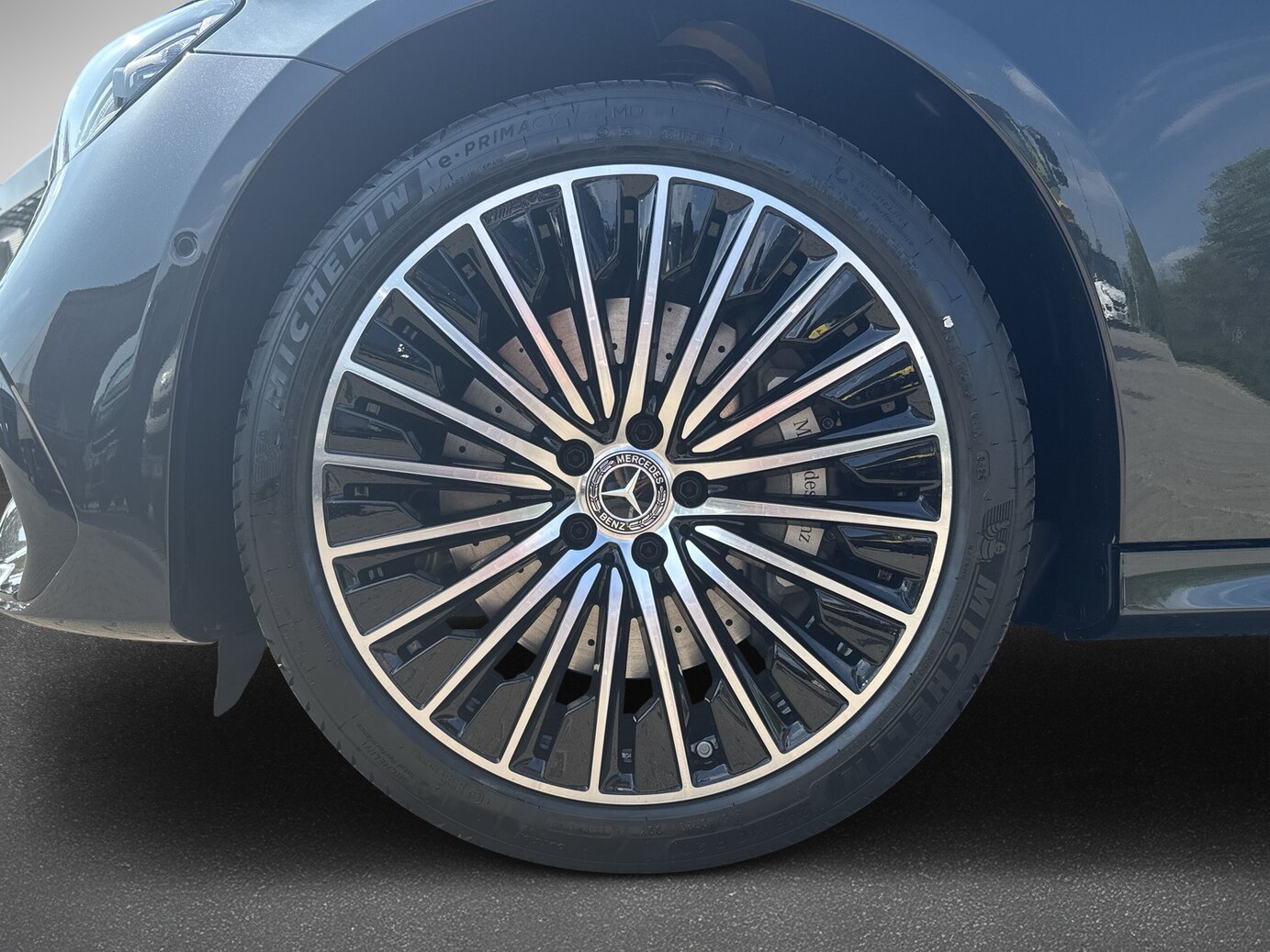 Mercedes-Benz E 300 de 4MATIC Limousine mit EQ Hybrid Technologie